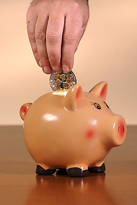 포토 JPG 해외이미지 손 남자 물결 컨셉 돈 인터넷 비즈니스 탁자 사람없음 목재 금융 경제 빛 반사 금속 디지털 동전 저축 돼지저금통 돼지 그물 시장 황금 암호 사이버 심볼 투자 전자 가상 가상화폐 획기적 해외202004 해외포토 나무 가구 재료 포유류 재질 사람 신체부위 저금통 재산 파일형식 이미지허브