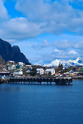 포토 JPG 해외이미지 바다 섬 여행 자연 하늘 산 주택 항해 노르웨이 풍경 사람없음 가로 물 여름 반사 마을 항구 침묵 바위 만 신호등 시골집 장면 지역 북쪽 포트 타운 멀리 부표 대서양 스칸디나비아 해외202004 해외포토 자연요소 계절 유럽 배_교통 교통시설 건물 소리 돌_바위 도시 방향 생태계 파일형식 이미지허브