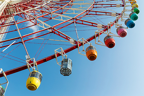 포토 JPG 해외이미지 주간 행복 하늘색 하늘 휴식 사람없음 야외 맑음 놀이공원 주말 롤러코스터 무지개색 해외202004 해외포토 자연요소 감정 컨셉 날씨 파란색 컬러풀 테마파크 놀이기구 파일형식 이미지허브