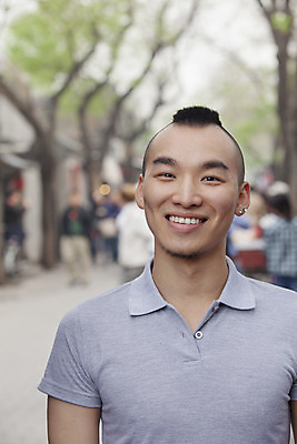 포토 JPG 해외이미지 응시 행복 짧은머리 한명 서기 미소 웃음 20대 야외 아웃포커스 캐주얼 세로 컬러풀 유행 중국 베이징 해외202004 해외포토 1 헤어스타일 시선 옷 감정 아시아 컬러 모션 촬영기법 표정 사람 청년 파일형식 이미지허브