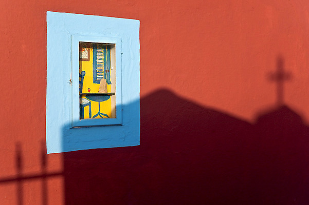 포토 JPG 해외이미지 전통 문화 벽 백그라운드 십자가 건축양식 창문 그림자 사람없음 야외 빨간색 파란색 울타리 교회 그리스 산토리니 해외202004 해외포토 건축 유럽 컬러 종교건축 건물 담장 파일형식 이미지허브