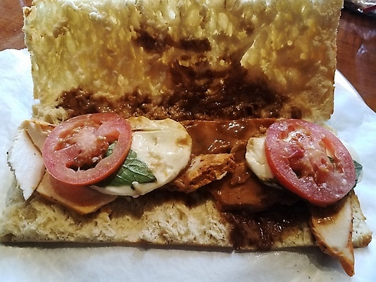 포토 JPG 해외이미지 음식 빵 토마토 치즈 샌드위치 사람없음 갈색 바질 점심식사 해외202004 해외포토 컬러 채소 유제품 식사 파일형식 이미지허브