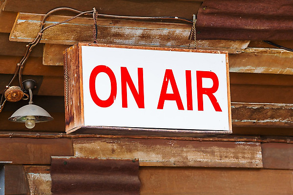 포토 JPG 해외이미지 음악 벽 포즈 전구 노래 통신 프레임 경고 사람없음 목재 빨간색 빛 검은색 텔레비전 침묵 소리 흰색 램프 작업 뉴스 역 사인 라디오 질감 신호 쇼 오디오 방송 철사 동영상 그런지 옛날 주목 프로그램 생존 해외202004 해외포토 나무 컬러 재료 교통시설 문화예술 조명 전자제품 파일형식 이미지허브