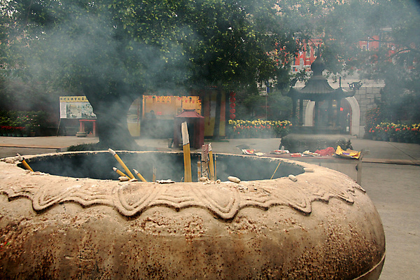 포토 JPG 해외이미지 아시아 불 동양인 사람없음 여행객 중국 기도 도시 막대기 역사 선탠 큼 바쁨 향기 신성 거인 연소 용광로 해외202004 해외포토 자연요소 나라 사람 인종 크기 냄새 파일형식 이미지허브