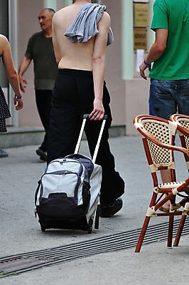 포토 JPG 해외이미지 계절 여행 가방 휴가 거리 항해 그림자 사람없음 햇빛 여행객 걷기 맑음 산책 도시 뜨거움 그늘 해외202004 해외포토 잡화 배_교통 모션 날씨 휴식 사람 태양 파일형식 이미지허브