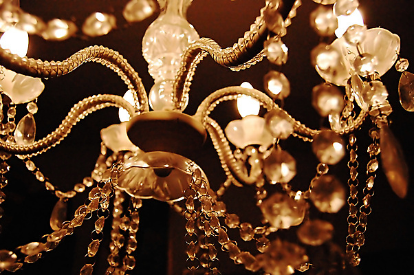 포토 JPG 해외이미지 조명 실내 사람없음 화려 고급 우아함 크리스탈 샹들리에 세피아 해외202004 해외포토 컨셉 촬영기법 내부 광석 파일형식 이미지허브