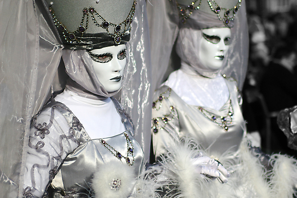 포토 JPG 해외이미지 전통 응시 드레스 얼굴 포즈 가면 미술 풍경 사람없음 장식 초록색 유행 축제 희망 이탈리아 연주자 역사 우아함 신비 만족 복고 베네치아 변장 가면무도회 고립 상상력 실행 핸드메이드 해외202004 해외포토 시선 옷 감정 유럽 컬러 컨셉 문화예술 신체부위 음악가 무도회 파일형식 이미지허브