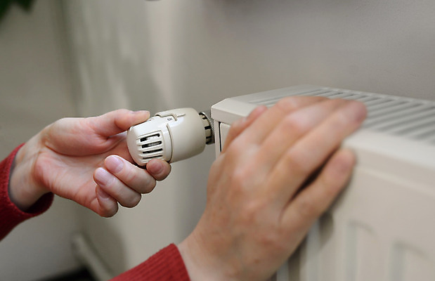 포토 JPG 해외이미지 1 여자 지폐 돈 텍스트 주택 실내 손잡이 사람 사람없음 금융 숫자 에너지 유로 잡기 뜨거움 절약 난방기 측정 난방 온도 라디에이터 제어 줄이기 효율 비용 해외202004 해외포토 문자 컨셉 모션 내부 건물 경제 재산 난방용품 파일형식 이미지허브