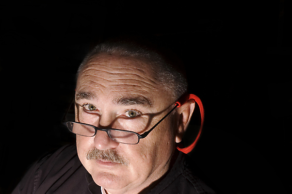 포토 JPG 해외이미지 응시 남자 안경 중년 한명 사람 회색 해외202004 해외포토 1 시선 잡화 컬러 성인 파일형식 이미지허브