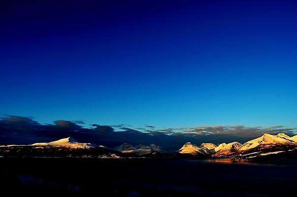 포토 JPG 해외이미지 나무 구름 바다 겨울 자연 하늘 산 주택 노르웨이 협상 풍경 사람없음 야외 파란색 햇빛 태양 마을 황혼 추위 잠 원형 숲 병정 2월 북극해 해외202004 해외포토 자연요소 도형 식물 계절 유럽 컬러 비즈니스 건물 일몰 날짜 생태계 파일형식 이미지허브