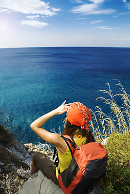 포토 JPG 해외이미지 백인 스포츠 바다 여행 오렌지 배낭 청소년 자연 하늘 산 건강 한명 사람 앉기 성인 야외 옆모습 여름 30대 햇빛 태양 이탈리아 트래킹 하이킹 자유 올려보기 정상 고도 절정 하이커 성인여자만 카피스페이스 해외202004 해외포토 자연요소 서양인 1 계절 유럽 뷰포인트 컨셉 가방 과일 모션 레저 장년 공백 생태계 여자만 성인만 파일형식 이미지허브