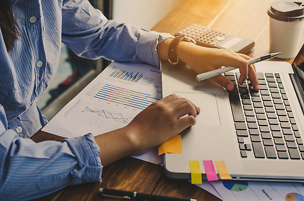 포토 JPG 해외이미지 직업 생각 인터넷 비즈니스 통신 통계 탁자 회의 모바일 협력 아이디어 대화 사람없음 스마트폰 컴퓨터 글로벌 사무실 디지털 공책 작업 비즈니스맨 비즈니스우먼 네트워크 그룹 계획 토론 디자이너 분석 오브젝트 회계 거짓 다락방 마케팅 세미나 프로젝트 목업 브레인스토밍 해외202004 해외포토 여자 남자 가구 컨셉 문구용품 말하기 경제 전자제품 핸드폰 스마트기기 직장인 파일형식 이미지허브