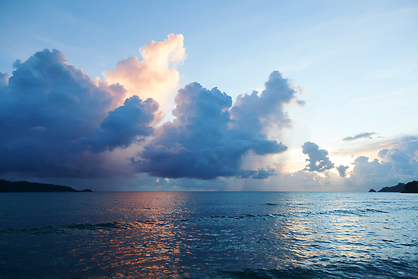 포토 JPG 해외이미지 구름 바다 여행 태국 하늘 조명 열대 그림자 풍경 사람없음 야외 물 여름 파란색 분위기 땅 해외202004 해외포토 자연요소 계절 아시아 컬러 컨셉 파일형식 이미지허브