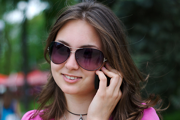 포토 JPG 해외이미지 백인 모델 1 라이프스타일 여자 얼굴 모바일 한명 사람 야외 10대 스마트폰 선글라스 햇빛 반사 머리 유행 봄 화려 입술 싱글 스타일 셀룰러 해외202004 해외포토 서양인 계절 안경 컨셉 청소년 생활 신체부위 핸드폰 스마트기기 태양 파일형식 이미지허브