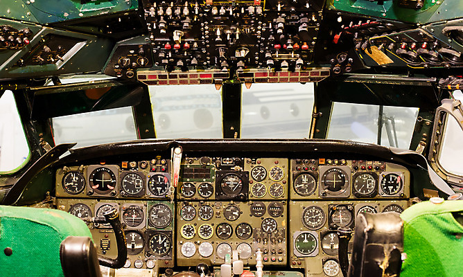 포토 JPG 해외이미지 교통수단 여행 교통시설 비행기 실내 안전 사람없음 컴퓨터 힘 기계 장비 수확 판넬 작업장 파일럿 항공 속도 제트기 다이얼 엔진 스위치 계기판 대패 속도계 옛날 제어 해외202004 해외포토 직업 산업 교통 농업 항공교통 대중교통 내부 전자제품 시설 파일형식 이미지허브