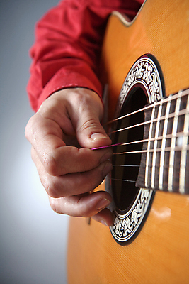 포토 JPG 해외이미지 줄 음악 손가락 놀이 관리 사람없음 목재 소리 음악가 기구 기타 기타리스트 멜로디 뮤지컬 플레이어 해외202004 해외포토 나무 직업 손 재료 현악기 문화예술 연주자 파일형식 이미지허브