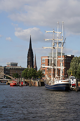 포토 JPG 해외이미지 건축양식 하늘 독일 사람없음 건물 세로 물 여름 강 도시풍경 사무실 교회 항구 도시 보트 함선 범선 포트 스카이라인 옛날 함부르크 해외202004 해외포토 자연요소 건축물 계절 건축 유럽 배_교통 비즈니스 종교건축 교통시설 풍경 파일형식 이미지허브