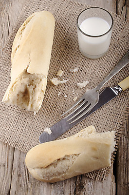 포토 JPG 해외이미지 음료 음식 빵 포크 유리 사람없음 목재 우유 추위 껍질 칼 맛 아침식사 바게트 굽기 삼베 프랑스어 옛날 해외202004 해외포토 나무 문자 식기 컨셉 재료 재질 유제품 식사 구이 파일형식 천_직물 이미지허브