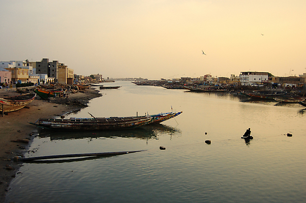 포토 JPG 해외이미지 모래 바다 여행 오렌지 아프리카 조류 하늘 풍경 사람없음 빨간색 강 햇빛 태양 마을 침묵 일몰 도시 보트 심플 카누 타운 해외202004 해외포토 자연요소 동물 나라 컬러 배_교통 과일 노을 소리 수상스포츠 파일형식 이미지허브