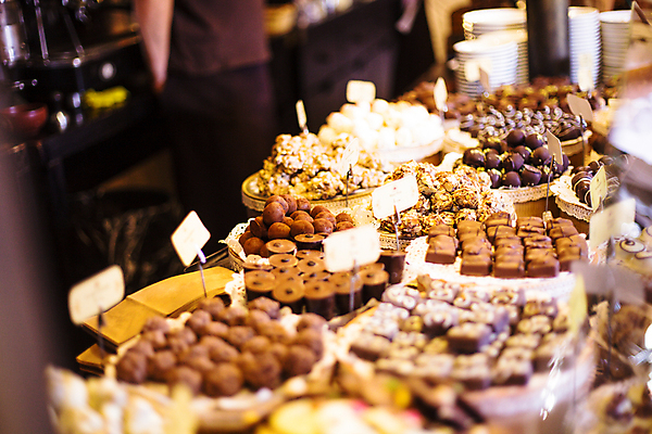 포토 JPG 해외이미지 잡화 음식 백그라운드 크리스마스 다이어트 휴가 디저트 사탕 종류 선물 사람없음 갈색 과자 상점 초콜릿 검은색 어둠 견과류 흰색 그룹 시장 달콤 맛 유혹 먹기 크림 묘사 진열장 기회 칼로리 모음 코코아 부스러기 특별함 페스츄리 해로움 핸드메이드 프랄린 해외202004 해외포토 기념일 음료 빵 컬러 컨셉 모션 건강 한글 파일형식 이미지허브