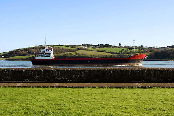 포토 JPG 해외이미지 디자인 유럽 산업 벽 바다 여행 교통시설 하늘 휴가 항해 풍경 사람없음 초록색 물 파란색 강 탑 항구 화물 바위 흰색 만 보트 크루즈 무역 함선 아일랜드 포트 통과 대서양 옛날 유조선 해외202004 해외포토 자연요소 건축물 나라 컬러 교통 배_교통 운송업 돌_바위 시설 파일형식 이미지허브