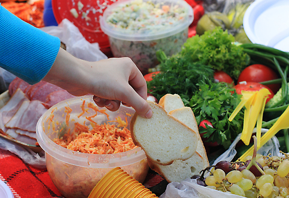 포토 JPG 해외이미지 접시 손 음식 빵 채소 과일 손가락 유리 포도 사람없음 식사 당근 샐러드 잡기 회향 해외202004 해외포토 식물 식기 모션 재질 뿌리채소 신체부위 파일형식 이미지허브