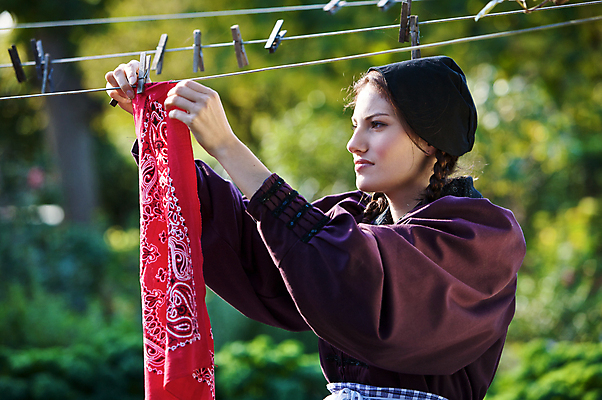 포토 JPG 해외이미지 백인 전통 옷 여자 농업 건조 매달리기 한명 서기 야외 농장 시골 작업 빨래 농부 전통의상 해외202004 해외포토 서양인 직업 1 산업 가사 모션 사람 파일형식 이미지허브