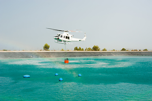 포토 JPG 해외이미지 호수 포즈 불 안전 사람없음 가로 물 화물 긴급 구출 헬리콥터 숲 소방관 양동이 서비스 프로펠러 분무기 대패 카피스페이스 해외202004 해외포토 자연요소 비행기 공백 운송업 도움 구조원 소방 파일형식 이미지허브
