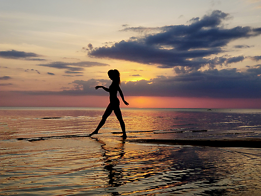 포토 JPG 해외이미지 라이프스타일 여자 행복 실루엣 바다 백그라운드 자연 하늘 건강 한명 사람 야외 물 비키니 햇빛 태양 우주 일출 일몰 새벽 몰디브 해외202004 해외포토 자연요소 1 수영복 감정 아시아 촬영기법 생활 노을 생태계 파일형식 이미지허브