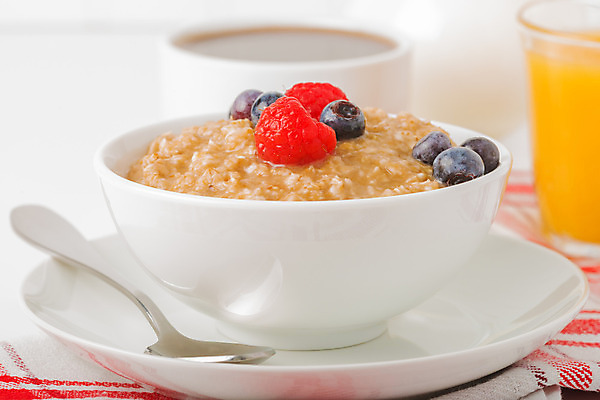 포토 JPG 해외이미지 커피 음식 과일 건강 사람없음 갈색 식사 견과류 뜨거움 사발 아침식사 오렌지주스 시리얼 블루베리 산딸기 오트밀 작살 귀리 해외202004 해외포토 음료 컬러 곡류 사기그릇 과일주스 파일형식 이미지허브