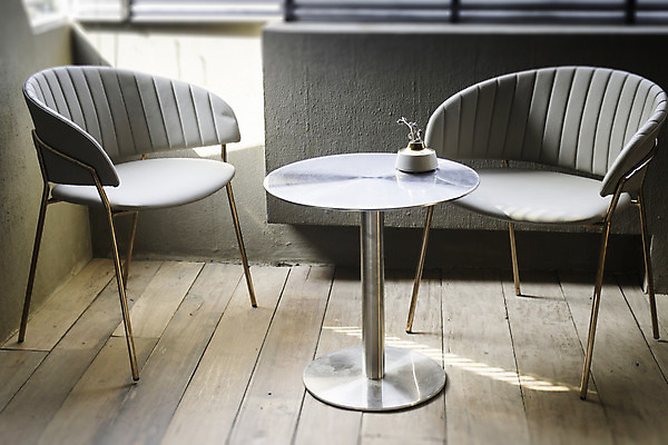 포토 JPG 해외이미지 라이프스타일 디자인 가구 의자 창문 태국 자연 탁자 아파트 실내 사람없음 목재 장식 금속 식당 식사 카페 도시 작업 고급 은색 책상 부족함 해외202004 해외포토 나무 아시아 컬러 생활용품 컨셉 재료 재질 주택 내부 생활 상점 생태계 파일형식 이미지허브