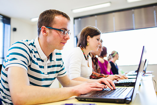 포토 JPG 해외이미지 백인 1 학생 응시 여자 교육 남자 행복 교실 학교 실내 사람 앉기 성인 두명 10대 책 가로 친구 스터디 교사 공책 흰색 자신감 그룹 대학교 고립 해외202004 해외포토 서양인 직업 시선 감정 컬러 관계 모션 청소년 문구용품 내부 학습 파일형식 이미지허브