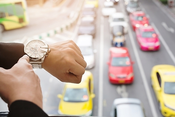 포토 JPG 해외이미지 직업 라이프스타일 손 응시 남자 아시아 도로 시계 여행 백그라운드 컨셉 비즈니스 자동차 태국 성공 사람 사람없음 분노 시간 업무 비즈니스맨 기다림 운전사 저녁 잼 손목시계 확인 속도 방콕 쇼 지연 부담 임대 해외202004 해외포토 시선 감정 나라 길 육상교통 장신구 교통시설 모션 생활 신체부위 경제 작업 직장인 소스_음식 야간 파일형식 이미지허브