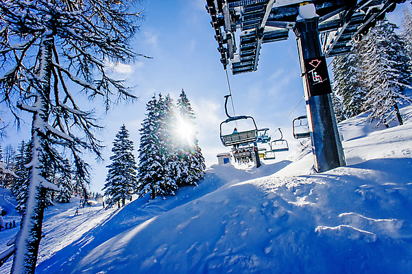 포토 JPG 해외이미지 라이프스타일 계절 스포츠 여행 겨울 의자 자연 하늘 휴가 스키 산 사람 풍경 경사 사람없음 야외 가로 파란색 햇빛 태양 우주 추위 광선 흰색 스노우보드 오스트리아 정상 숲 언덕 휴양지 알프스 리프트 스키선수 눈내림 해외202004 해외포토 자연요소 유럽 컬러 가구 겨울스포츠 운동선수 눈_날씨 생활 장소 보드_스포츠 생태계 파일형식 이미지허브