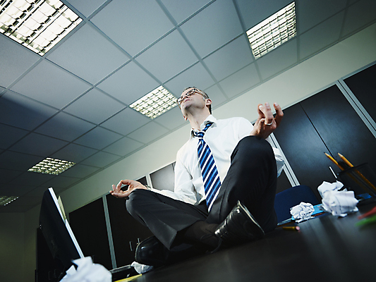 포토 JPG 해외이미지 백인 라이프스타일 남자 종이 선 40대 컨셉 비즈니스 사업가 요가 탁자 휴식 스트레스 실내 건강 한명 사람 앉기 정장 성인 컴퓨터 사무실 우주 업무 작업 비즈니스맨 야간 책상 명상 옷입기 위치 업무과다 야근 인내 카피스페이스 해외202004 해외포토 자연요소 서양인 직업 1 웰빙 옷 중년 가구 모션 내부 생활 전자제품 공백 직장인 파일형식 이미지허브