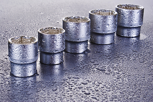 포토 JPG 해외이미지 손 산업 손잡이 사람없음 세트 금속 기계 장비 기구 공구 스패너 원형 기술자 수리 콘센트 은색 나무상자 플라스틱 철 고정 수납 무거움 정비공 편리함 유지 조립 고립 철강 해외202004 해외포토 도형 직업 컬러 컨셉 재질 신체부위 상자 도구 무게 파일형식 이미지허브