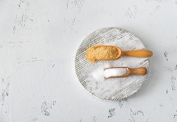 포토 JPG 해외이미지 식재료 실내 사람없음 조미료 달콤 설탕 흰배경 스쿱 황설탕 해외202004 해외포토 백그라운드 내부 흰색 맛 향미료 파일형식 이미지허브