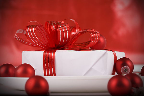 포토 JPG 해외이미지 접시 디자인 리본 크리스마스 포장 휴가 선물 사람없음 장식 빨간색 축제 흰색 활 해외202004 해외포토 식기 기념일 컬러 파일형식 이미지허브