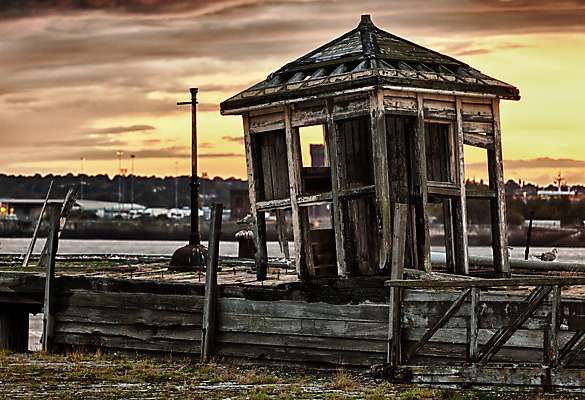 포토 JPG 해외이미지 외관 건축양식 창문 지붕 날씨 사람없음 야외 건물 목재 강 일출 항구 일몰 수확 골동품 시골 역사 고독 위험 오두막 버리기 향수 외양간 깨짐 빈민가 수목 썩음 옛날 파멸 판잣집 해외202004 해외포토 나무 건축물 건축 감정 컨셉 농업 재료 교통시설 모션 주택 노을 화장품 파일형식 소멸 이미지허브