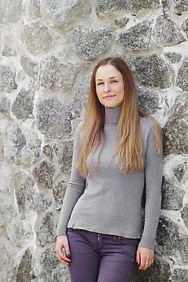 포토 JPG 해외이미지 백인 라이프스타일 손 응시 옷 여자 유럽 얼굴 벽 포즈 바람 따뜻함 한명 서기 사람 야외 컬러풀 유행 기쁨 추위 도시 블라인드 유혹 스마트 옷입기 스타일 해외202004 해외포토 자연요소 서양인 1 시선 감정 나라 컬러 컨셉 모션 날씨 생활 신체부위 커튼 파일형식 이미지허브