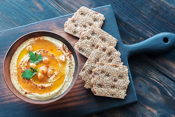 포토 JPG 해외이미지 그릇 빵 실내 사람없음 하이앵글 나무도마 중동음식 해외202004 훔무스 해외포토 식기 음식 뷰포인트 도마 내부 목재 파일형식 이미지허브