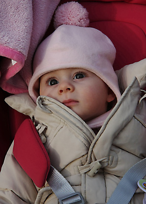 포토 JPG 해외이미지 응시 어린이 분홍색 겨울 휴식 건강 한명 사람 야외 빨간색 평화 성장 아기 닫기 달콤 결백 해외202004 해외포토 1 시선 계절 컬러 컨셉 모션 맛 파일형식 이미지허브