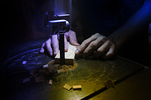 포토 JPG 해외이미지 직업 손 산업 백그라운드 노동자 주택 실내 사람없음 목재 금속 힘 기계 장비 공구 업무 작업 칼날 작업실 기술자 수리 자르기 목수 목공예 공학 DIY 유지 방법 철강 톱질 해외202004 해외포토 나무 교육 재료 모션 재질 취미 내부 건물 신체부위 도구 공예 파일형식 이미지허브