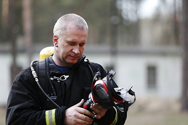 포토 JPG 해외이미지 주간 응시 남자 중년 한명 들기 상반신 야외 앞모습 아웃포커스 소방관 소방 중년남자한명만 해외202004 해외포토 자연요소 1 시선 뷰포인트 모션 촬영기법 사람 성인 구조원 남자한명만 중년남자만 파일형식 이미지허브