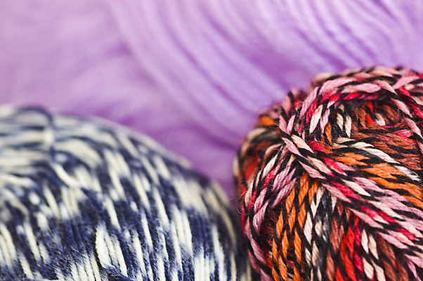 포토 JPG 해외이미지 백그라운드 공 추상 취미 사람없음 빨간색 파란색 보라색 직물 뜨개질 실 오브젝트 섬유 솜털 흙더미 양모 해외202004 해외포토 컬러 무늬 흙 파일형식 더미 이미지허브