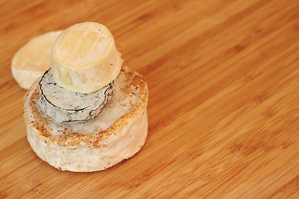 포토 JPG 해외이미지 조각 백그라운드 부분 탁자 염소 치즈 건강 사람없음 목재 세트 노란색 흰색 원형 널 프랑스어 곰팡이 식품점 카피스페이스 해외202004 해외포토 도형 나무 문자 컬러 가구 재료 포유류 유제품 상점 공백 파일형식 이미지허브