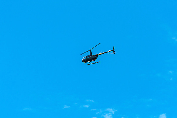 포토 JPG 해외이미지 산업 여행 백그라운드 교통시설 모션 하늘 프레임 안테나 사람없음 야외 공중 파란색 우주 맑음 미국 헬리콥터 공항 작음 파일럿 항공 속도 프로펠러 머리위 이륙 해외202004 해외포토 직업 컬러 교통 북아메리카 통신 날씨 비행기 크기 시설 파일형식 이미지허브