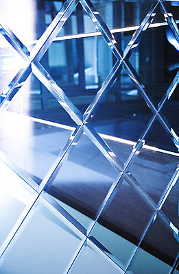 포토 JPG 해외이미지 모양 디자인 벽 백그라운드 컨셉 패턴 건축양식 유리 벽지 표면 추상 미래 사람없음 그래픽 장식 파란색 빛 반사 우주 검은색 거울 흰색 투명 크리스탈 질감 폴리곤 스타일 해외202004 해외포토 건축 컬러 무늬 재질 광석 파일형식 이미지허브