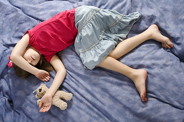 포토 JPG 해외이미지 여자 어린이 한명 치마 평화 꿈 침대 잠 해외202004 해외포토 1 가구 컨셉 하의 사람 파일형식 이미지허브