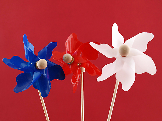 포토 JPG 해외이미지 바람 휴가 사람없음 장식 빨간색 파란색 컬러풀 장난감 정원 흰색 축하 플라스틱 애국심 독립 타격 해외202004 해외포토 자연요소 컬러 컨셉 모션 재질 날씨 파일형식 이미지허브